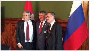 Heikler Besuch im eidgenössischen Parlament: Juri Worobew posiert mit Filippo Lombardi (links) und Jean-François Steiert in Bern. (Bild: NZZ)