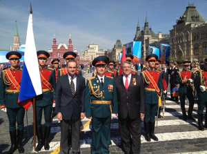 Filipo Lombardi mit Georgsband an Parade in Moskau